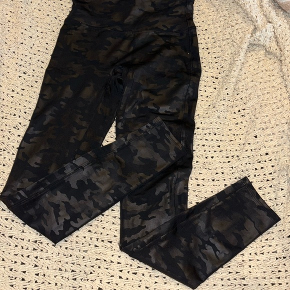 Spanx faux leather camo - Picture 2 of 3